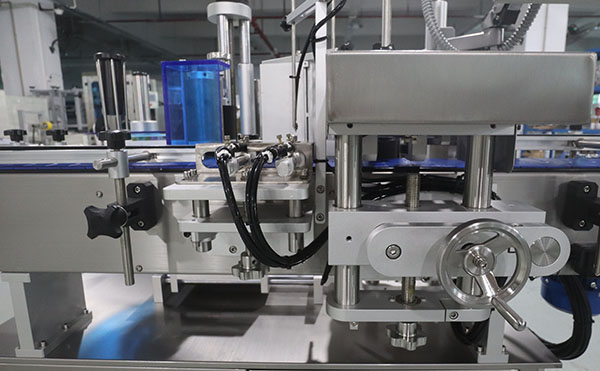 突破貼標(biāo)局限,全自動(dòng)圓瓶多功能貼標(biāo)機(jī)全場(chǎng)景應(yīng)用指南