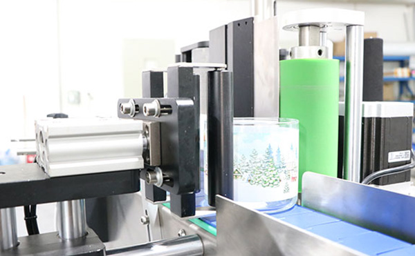 在現(xiàn)代生產(chǎn)線上，全自動圓瓶貼標(biāo)機(jī)因其高效、精準(zhǔn)的性能，成為眾多企業(yè)的首選。今天，就讓我們用一分鐘的時間，快速了解這款設(shè)備的適用范圍和操作流程。