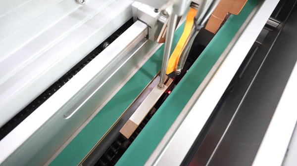 電線對折貼標機,貼標機設(shè)備,貼標機廠家,佼佼者自動化